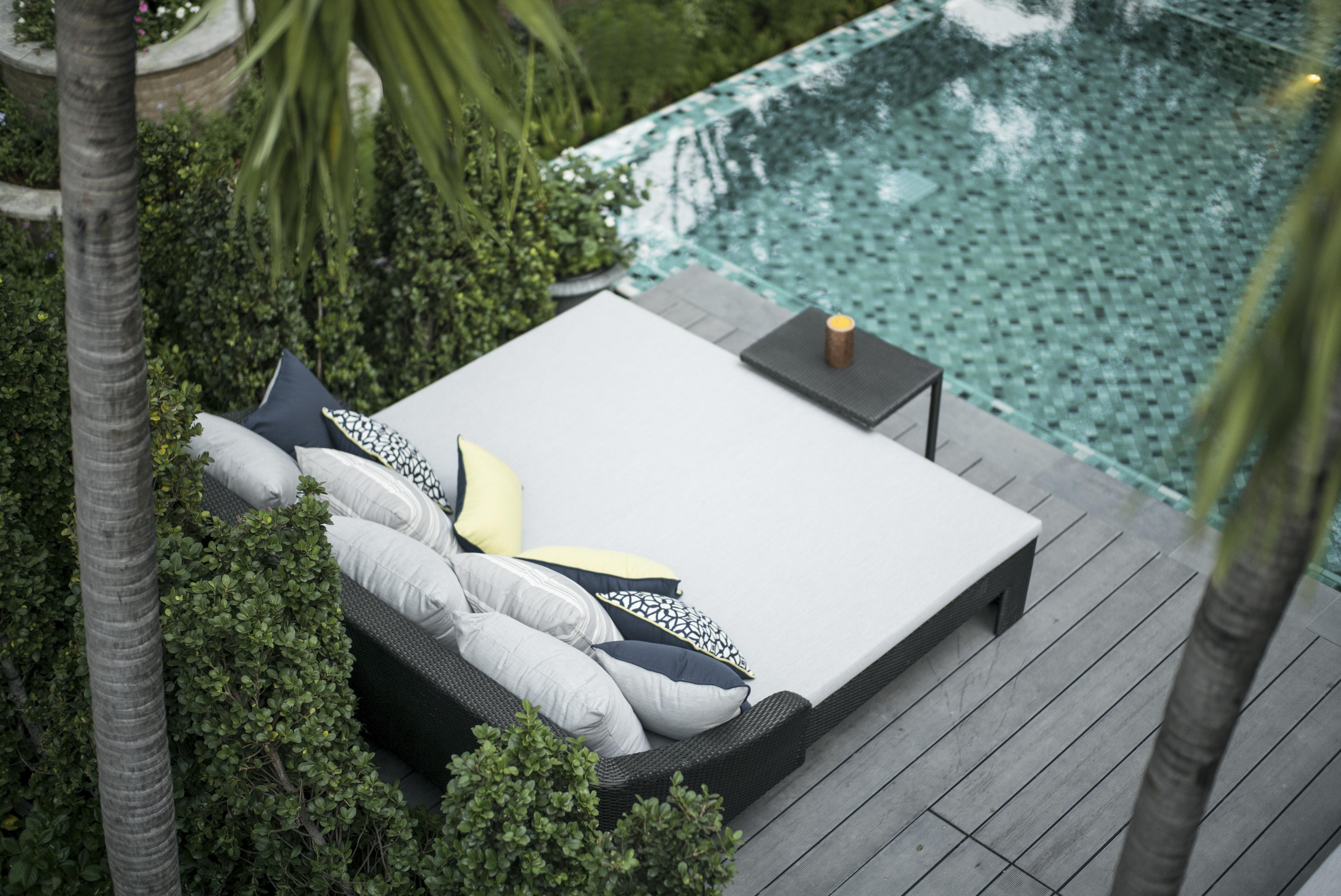 فندق ذا راوييكانلايا بانكوك المظهر الخارجي الصورة A poolside daybed