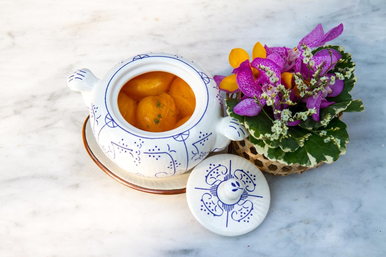 فندق ذا راوييكانلايا بانكوك المظهر الخارجي الصورة A pot of turmeric tea
