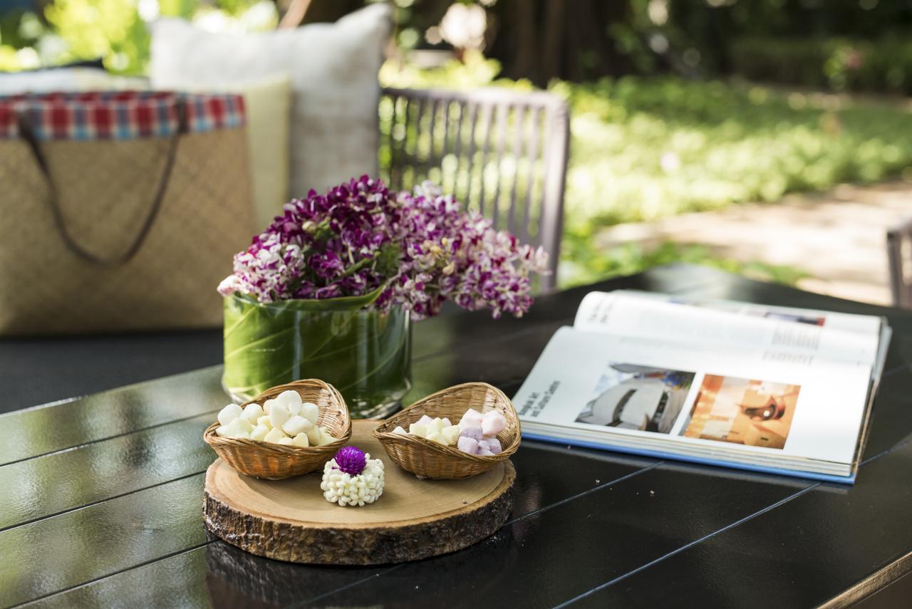 فندق ذا راوييكانلايا بانكوك المظهر الخارجي الصورة A picnic table with a book and flowers
